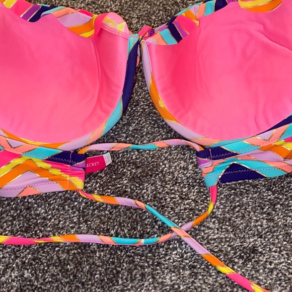 Victoria’s Secret lightly push up bathing suit - Picture 3 of 7